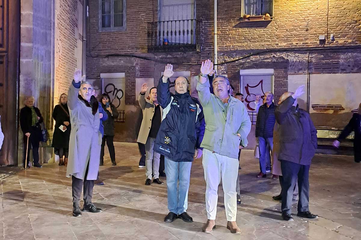 Cantos del 'Cara al sol' el 20 de noviembre ante la iglesia de León que acoge una misa anual en honor a Francisco Franco. | L.N.C. Cantos del 'Cara al sol' el 20 de noviembre ante la iglesia de León que acoge una misa anual en honor a Francisco Franco. | L.N.C.