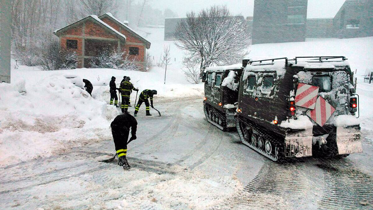 La espesa capa de nieve y hielo han obligado a intervenir a la UME, que se sumó al dispositivo de la Guardia Civil.