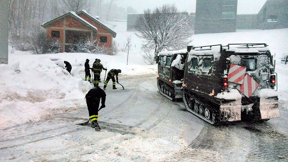 La espesa capa de nieve y hielo han obligado a intervenir a la UME, que se sumó al dispositivo de la Guardia Civil. La espesa capa de nieve y hielo han obligado a intervenir a la UME, que se sumó al dispositivo de la Guardia Civil.