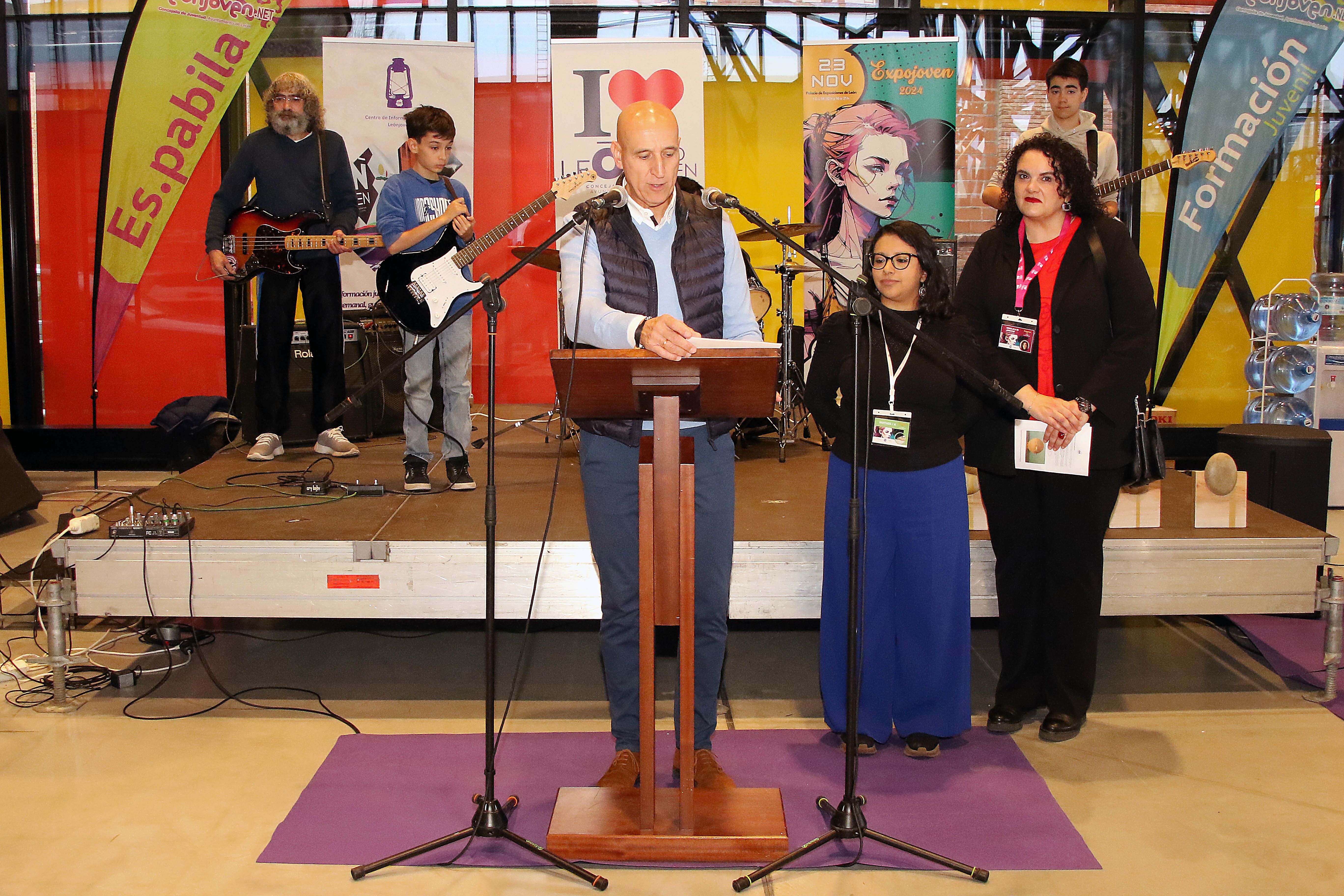 El alcalde de León, José Antonio Diez, y la concejala de Bienestar Social, Vera López, han participado en la inauguración. | PEIO GARCÍA (ICAL)