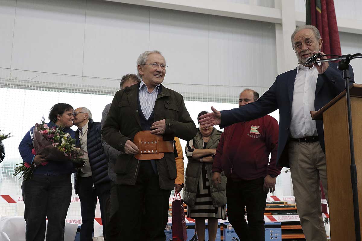 El periodista Fernando Onega escucha al presidente de la Asociación, Luis Bandera, ya con el cinto puesto. | A.B. El periodista Fernando Onega escucha al presidente de la Asociación, Luis Bandera, ya con el cinto puesto. | A.B.