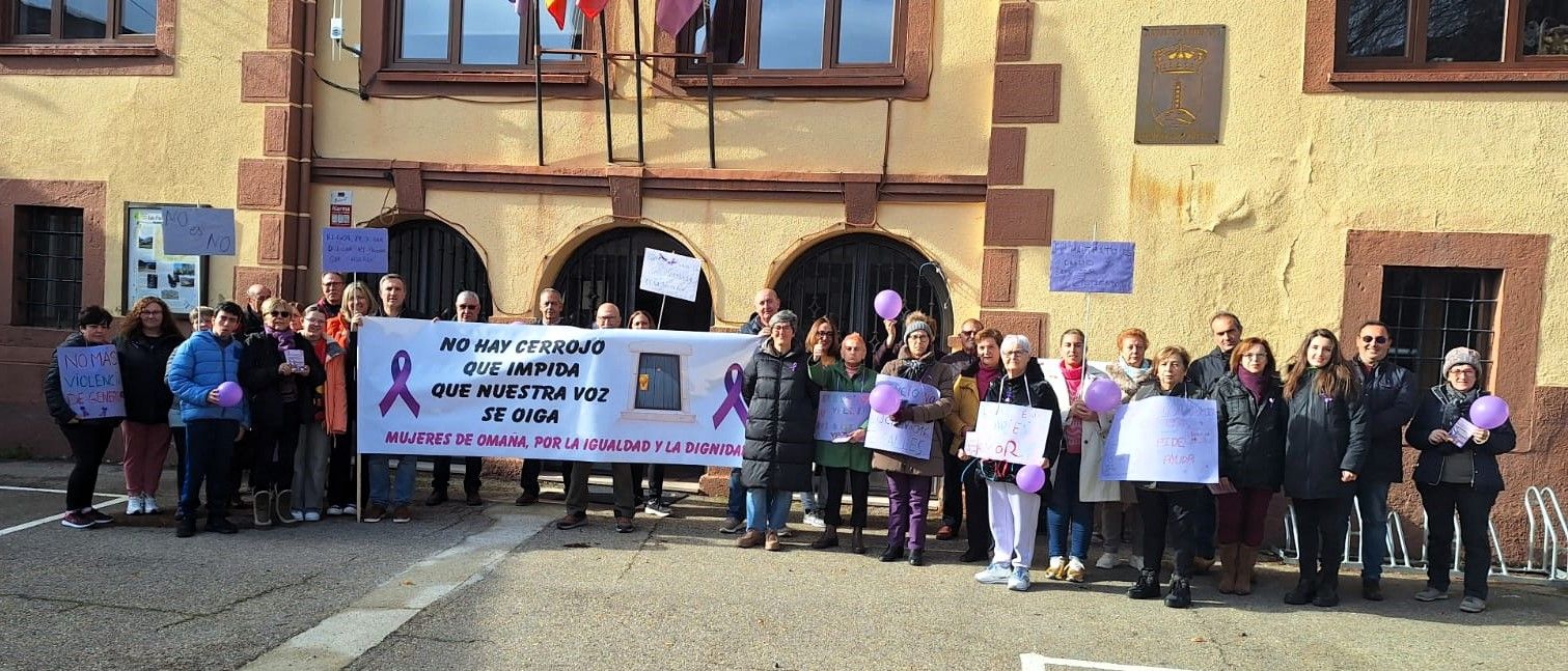 La concentración ha tenido lugar ante la fachada del ayuntamiento. |L.N.C.