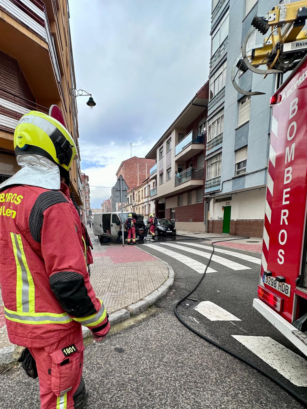 Los Bomberos del Ayuntamiento han extinguido el fuego. |BOMBEROS DE LEÓN