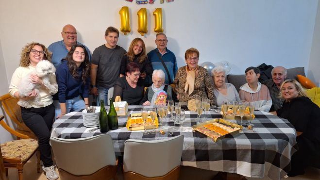 Felicitas con su familia y la concejala de Sabadell. | MAR IGLESIAS Felicitas con su familia y la concejala de Sabadell. | MAR IGLESIAS