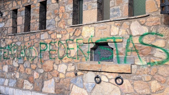 Pintada realizada antes de romper la cristalera por el detenido. | M.R. Pintada realizada antes de romper la cristalera por el detenido. | M.R.