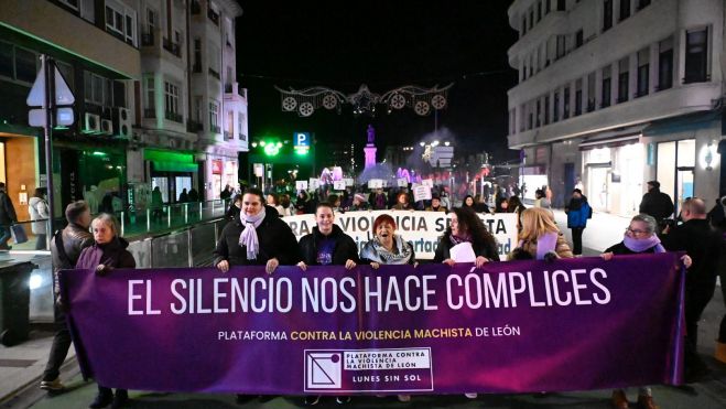 La manifestación recorrió la avenida Ordoño II. | SAÚL ARÉN La manifestación recorrió la avenida Ordoño II. | SAÚL ARÉN