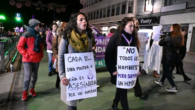 Dos manifestantes en León. | SAÚL ARÉN Dos manifestantes en León. | SAÚL ARÉN