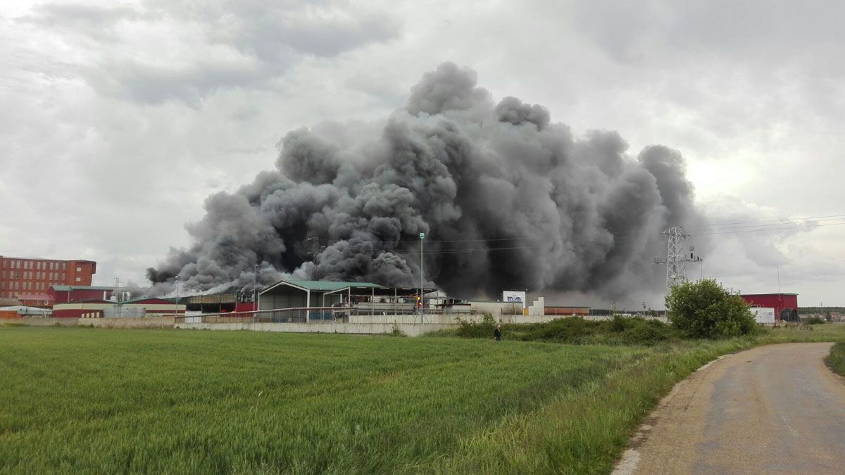 Una imagen del espectacular incendio que este sábado arrasó la fábrica de Embutidos Rodríguez en Soto de la Vega. | L.N.C.