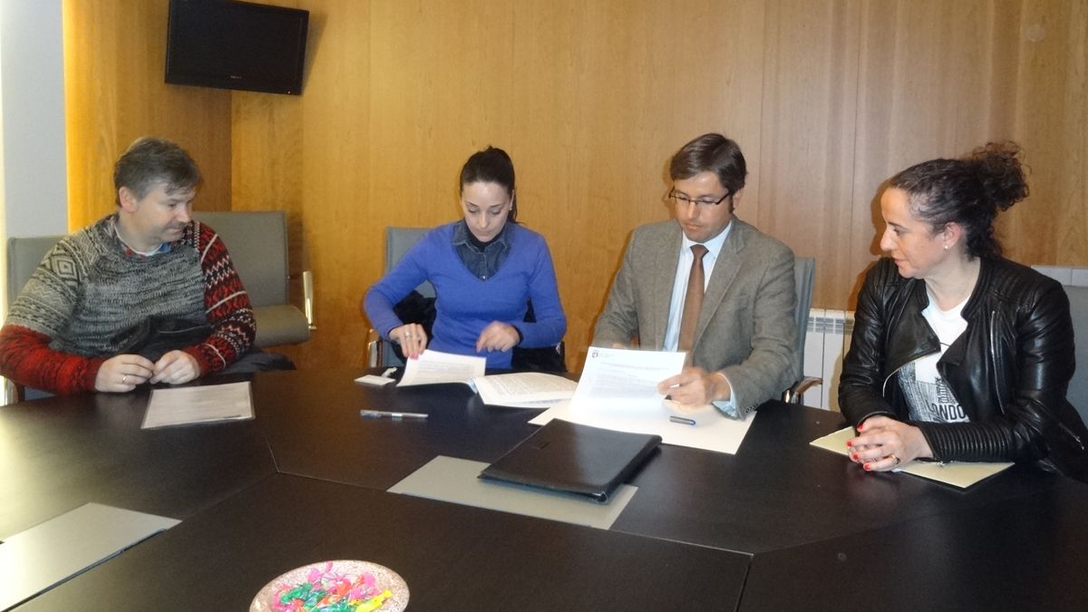 El presiente de la Diputación sella este convenio con representantes del Hogar de la Esperanza. El presiente de la Diputación sella este convenio con representantes del Hogar de la Esperanza.