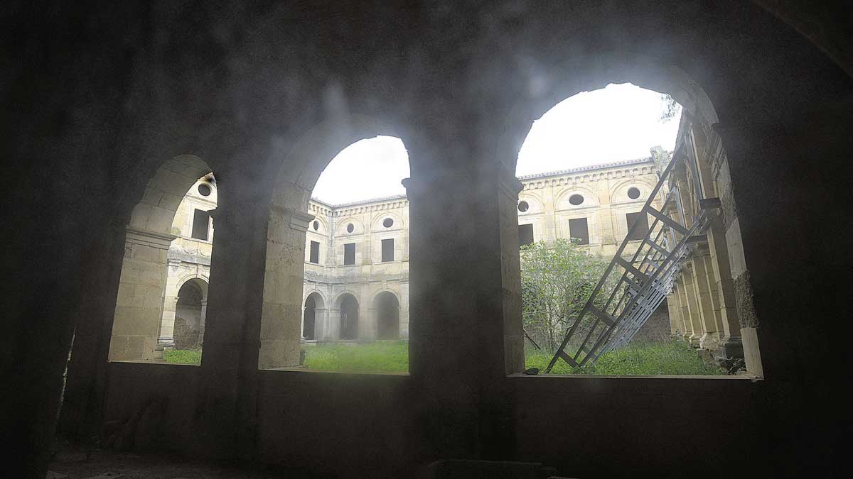 El Claustro del Monasterio de Sandoval ya está apuntalado y requiere una actuación "más pronto que tarde", creen desde el Ayuntamiento . | MAURICIO PEÑA El Claustro del Monasterio de Sandoval ya está apuntalado y requiere una actuación "más pronto que tarde", creen desde el Ayuntamiento . | MAURICIO PEÑA