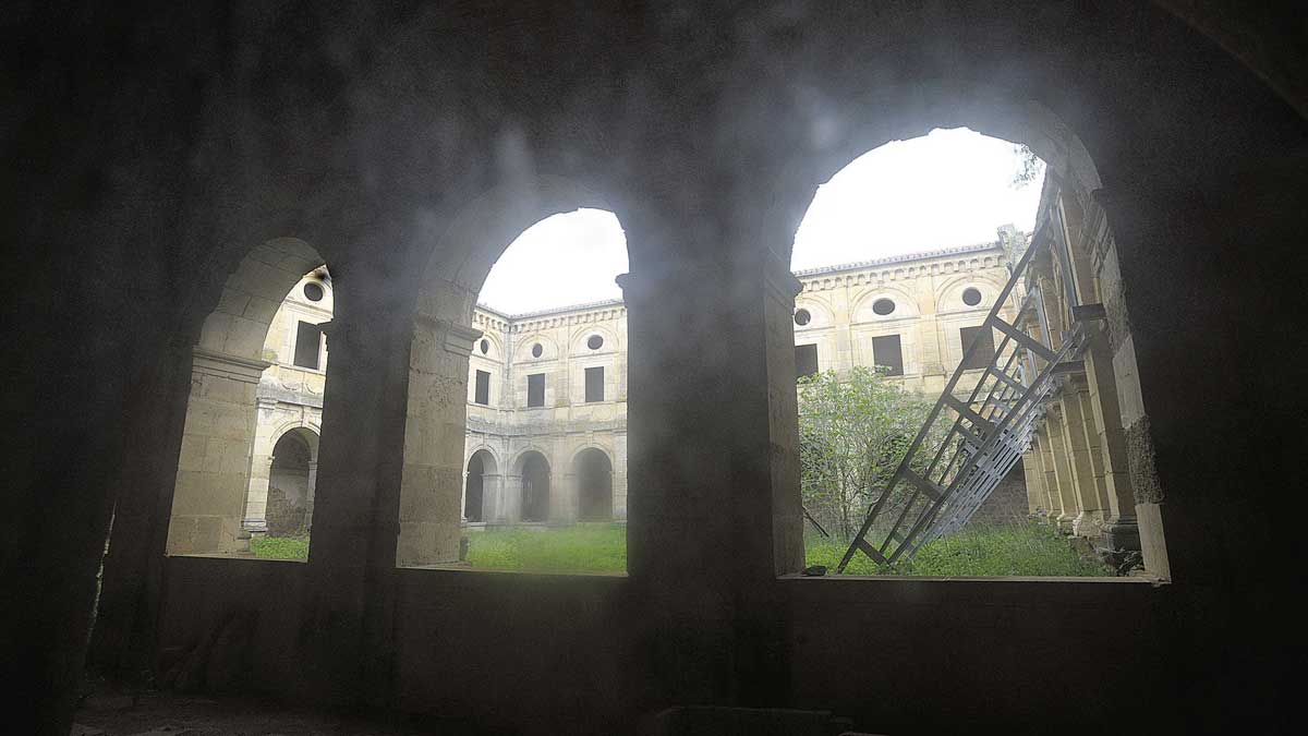 El Claustro del Monasterio de Sandoval ya está apuntalado y requiere una actuación "más pronto que tarde", creen desde el Ayuntamiento . | MAURICIO PEÑA