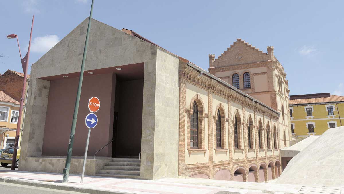 La fachada del edificio Araú ya se muestra completamente rehabilitada tras varios años de obras. | MAURICIO PEÑA