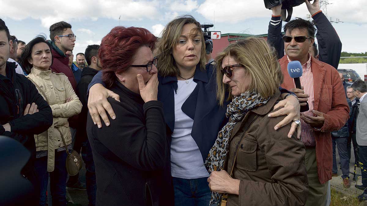 La consejera trata de consolar a dos empleadas de la fábrica Embutidos Rodríguez. | MAURICIO PEÑA