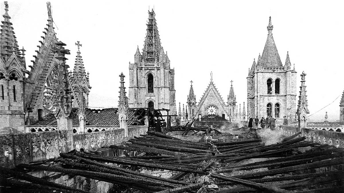 Incendio de la catedral de León en 1966. Fotografía de César Andrés Delgado cedidas a Ical por el Archivo del Cabildo Catedralicio.