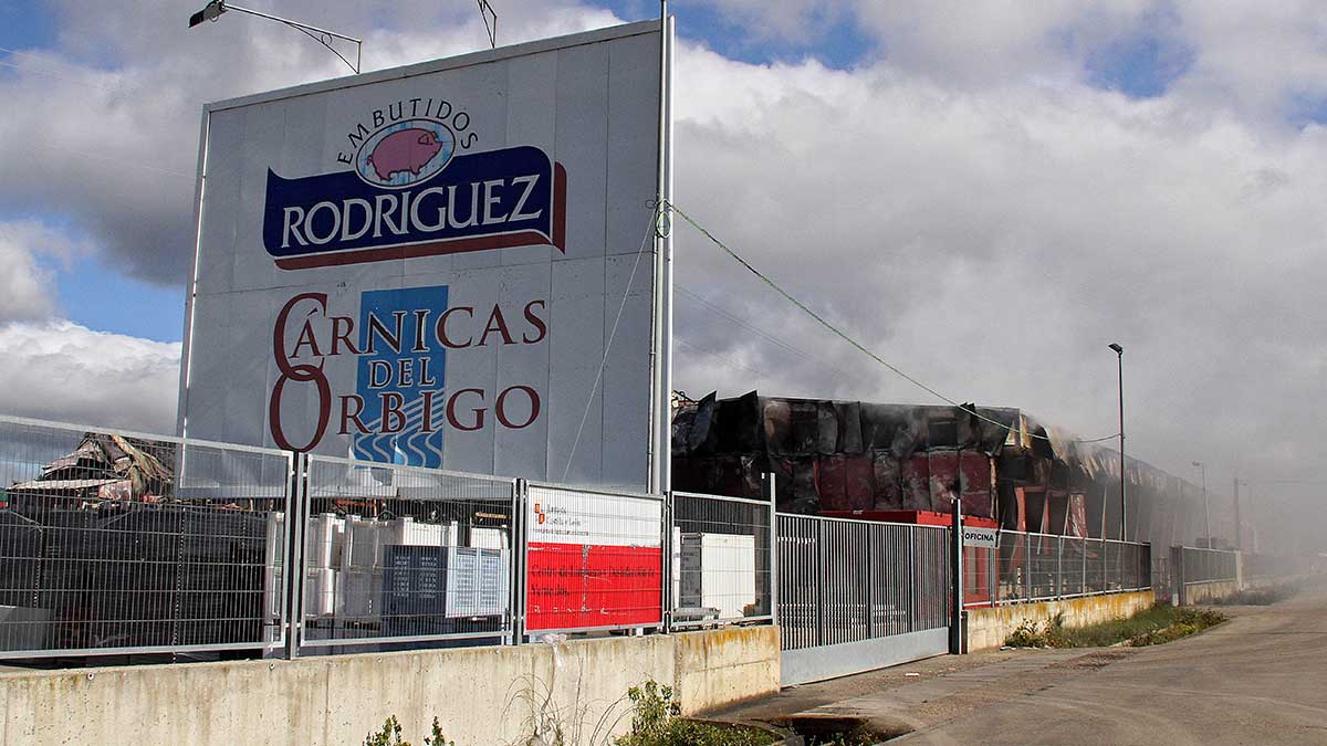Imagen de la fábrica de Embutidos Rodríguez tras el incendio. | ICAL Imagen de la fábrica de Embutidos Rodríguez tras el incendio. | ICAL