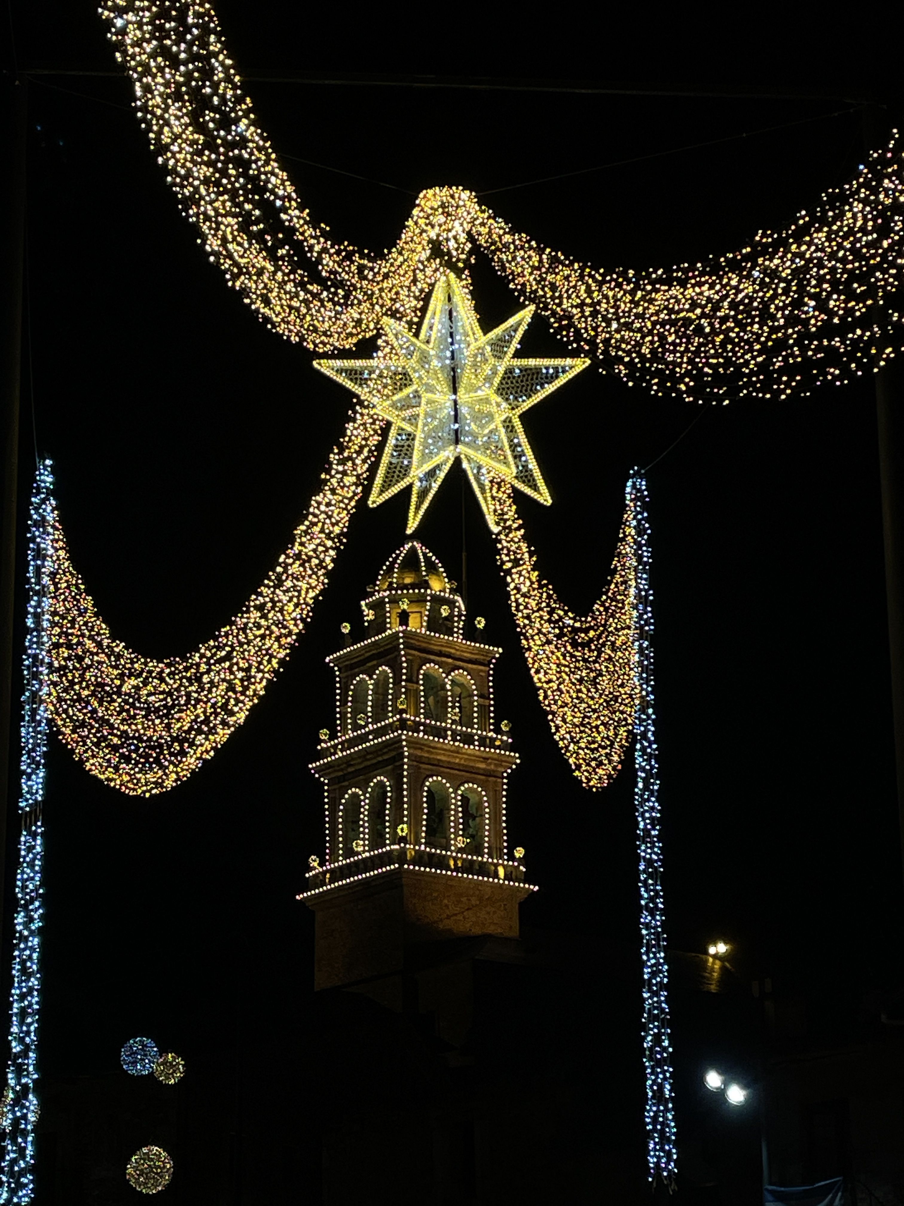 Iluminación navideña en Ponferrada. | JAVIER FERNÁNDEZ Iluminación navideña en Ponferrada. | JAVIER FERNÁNDEZ