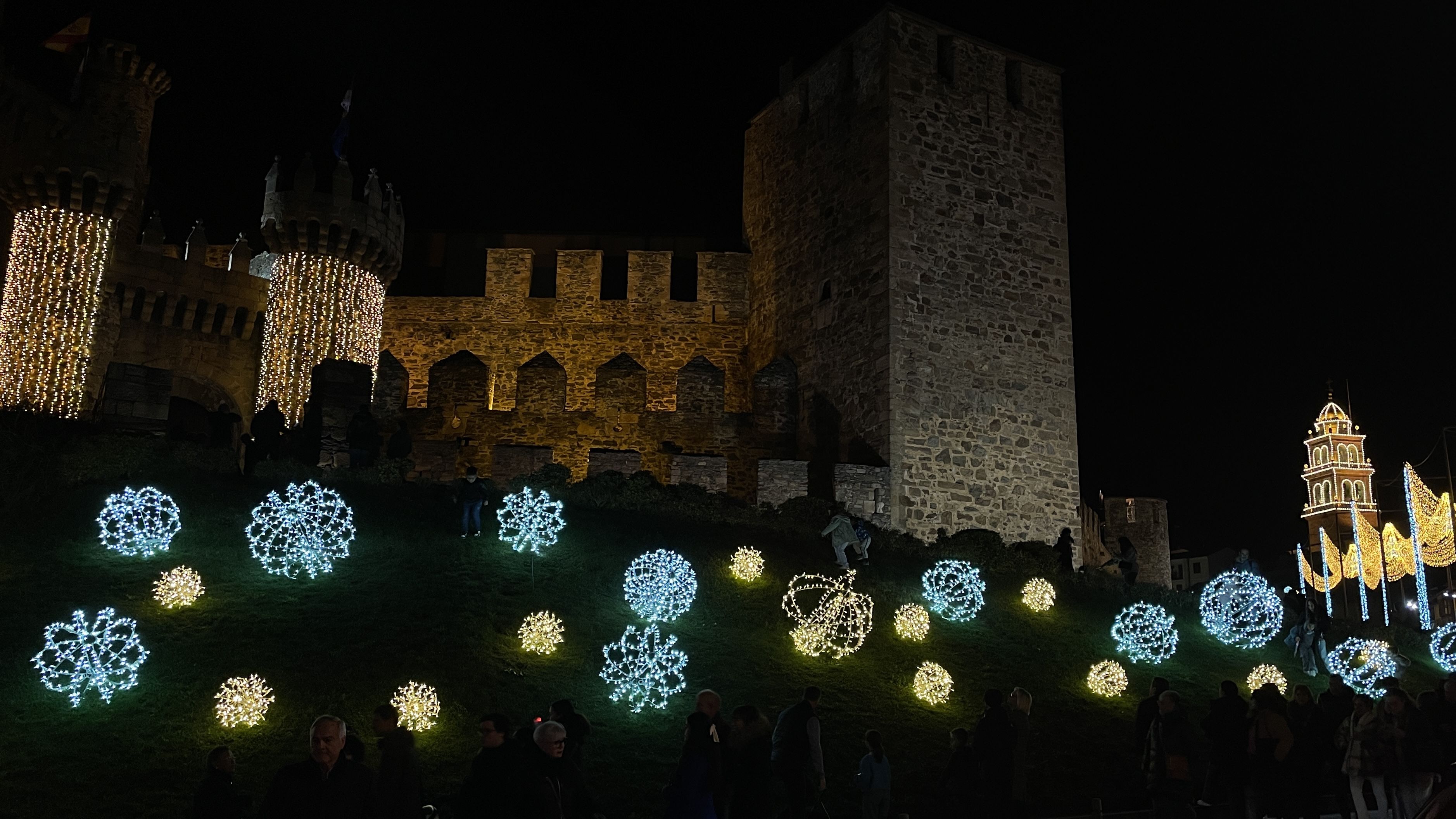 Iluminación navideña en Ponferrada. | JAVIER FERNÁNDEZ Iluminación navideña en Ponferrada. | JAVIER FERNÁNDEZ