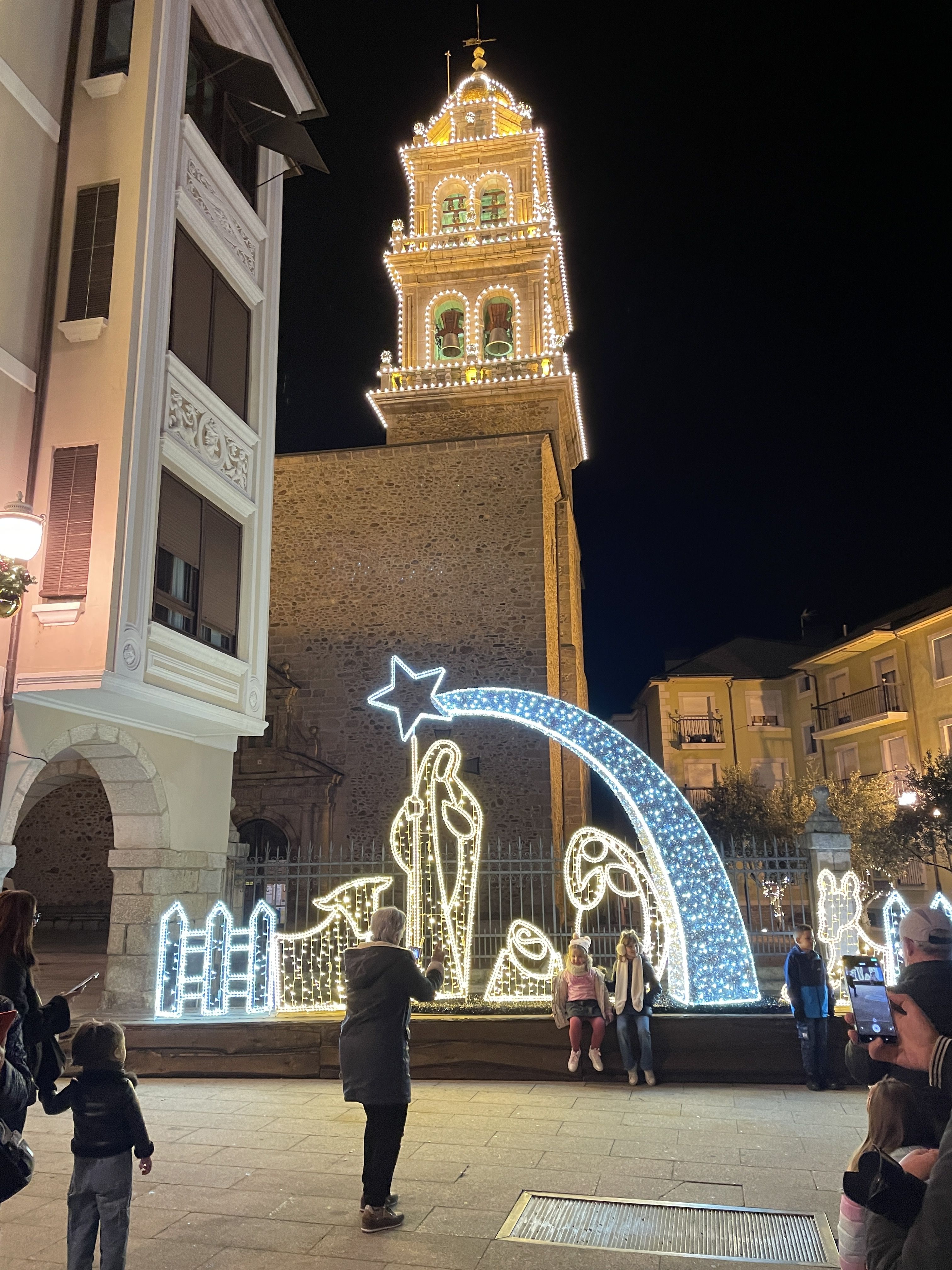 Iluminación navideña en Ponferrada. | JAVIER FERNÁNDEZ Iluminación navideña en Ponferrada. | JAVIER FERNÁNDEZ