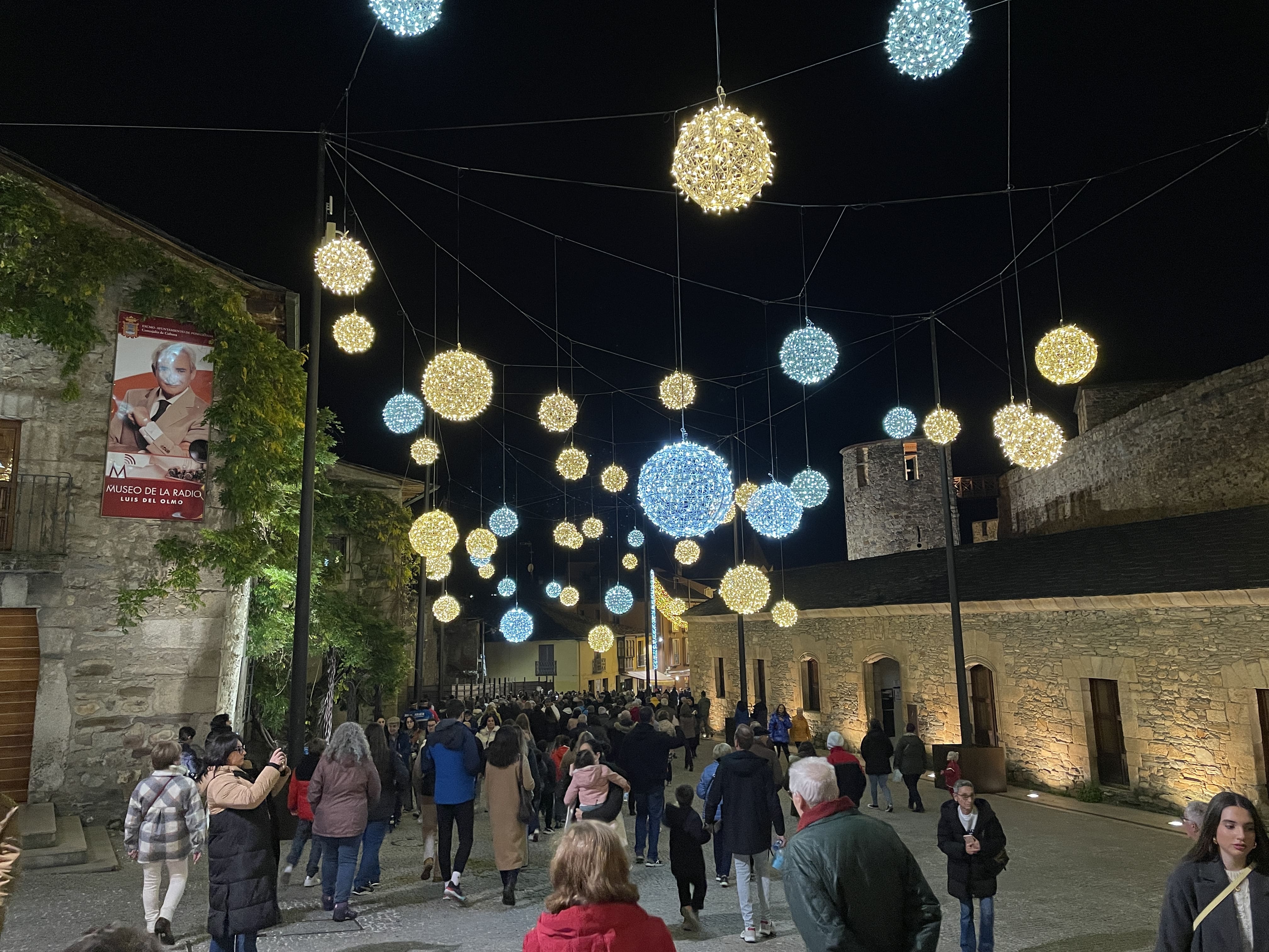 Iluminación navideña en Ponferrada. | JAVIER FERNÁNDEZ Iluminación navideña en Ponferrada. | JAVIER FERNÁNDEZ