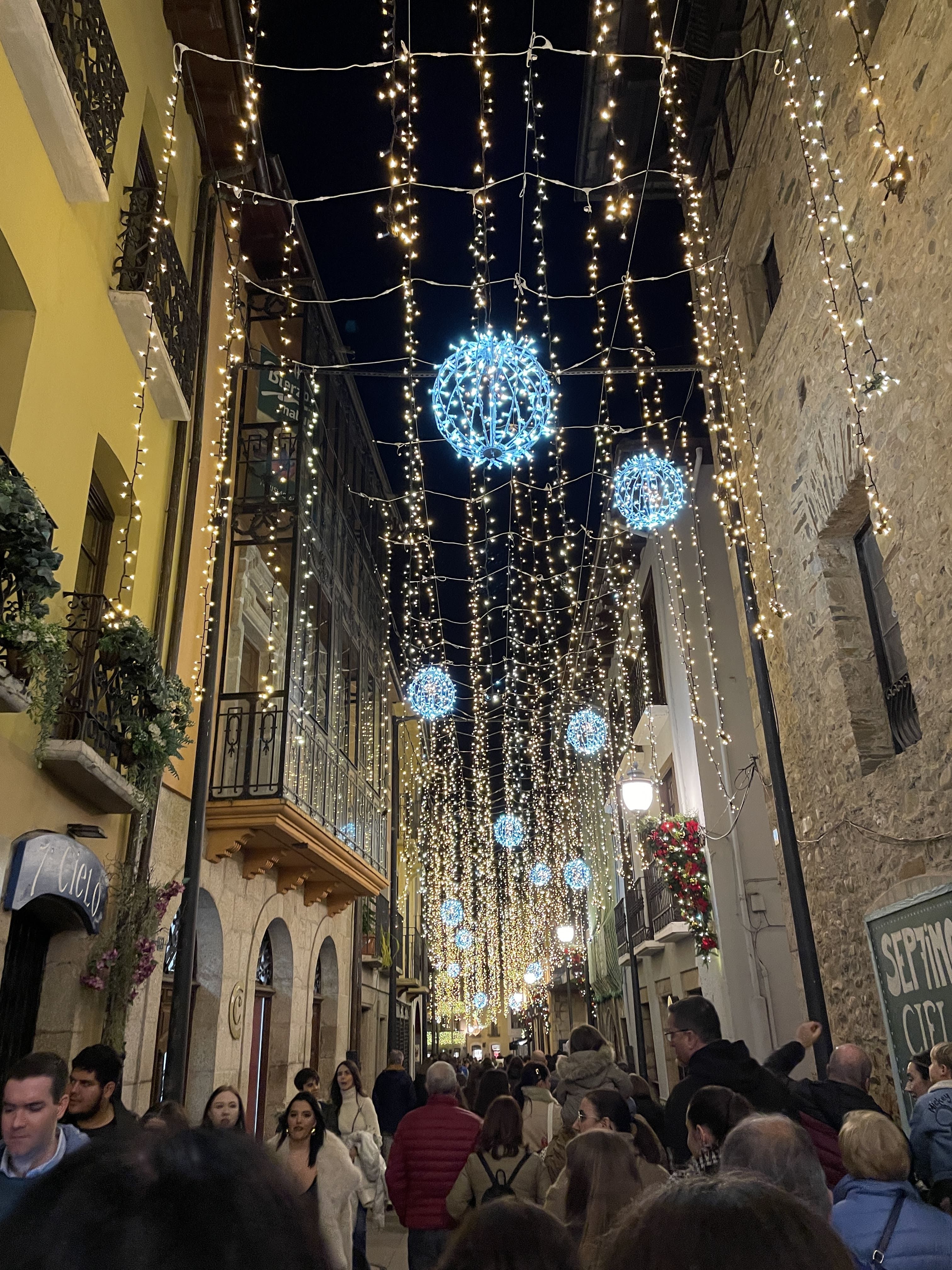 Iluminación navideña en Ponferrada. | JAVIER FERNÁNDEZ Iluminación navideña en Ponferrada. | JAVIER FERNÁNDEZ