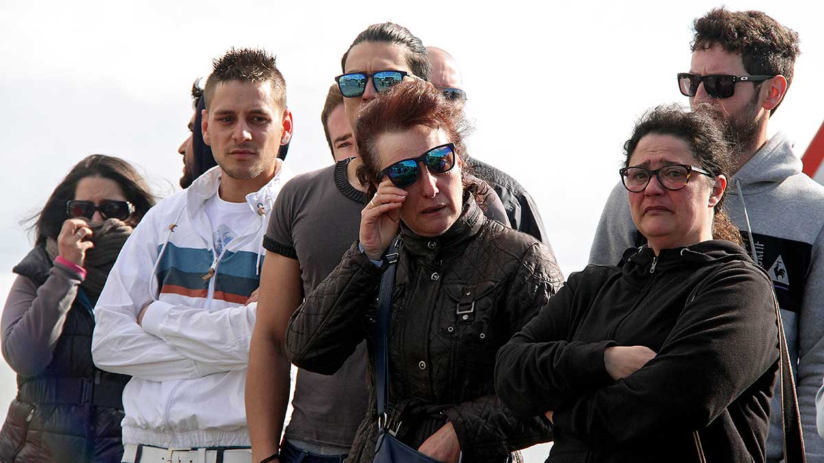 Trabajadores de la planta este domingo tras el incendio. | ICAL