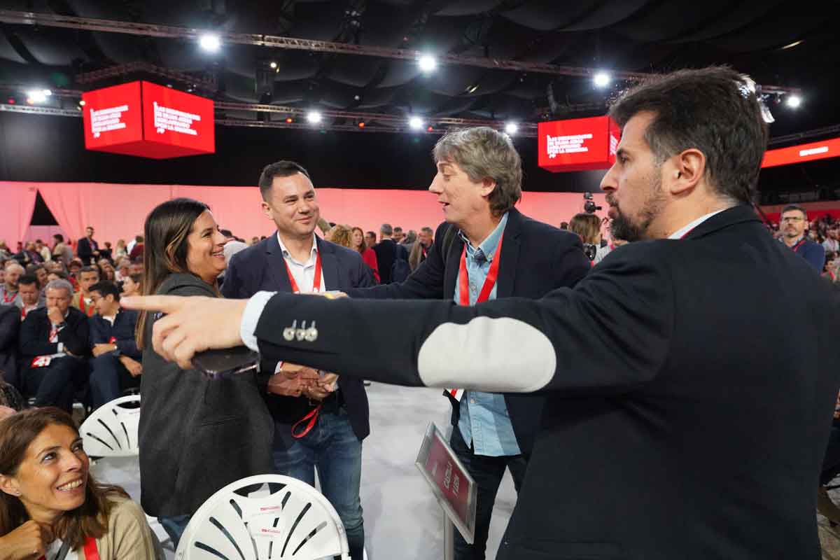 La secretaria de organización del PSOE de León, Nuria Rubio, en el 41 Congreso Federal junto a Luis Tudanca y Javier Alfonso Cendón. ICAL