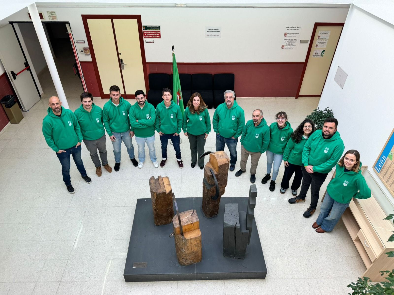 Los estudiantes que formaron parte del Campus Rural 2024 posaron con sudaderas enviadas por el Ministerio para la Transición Ecológica y el Reto Demográfico. L.N.C.