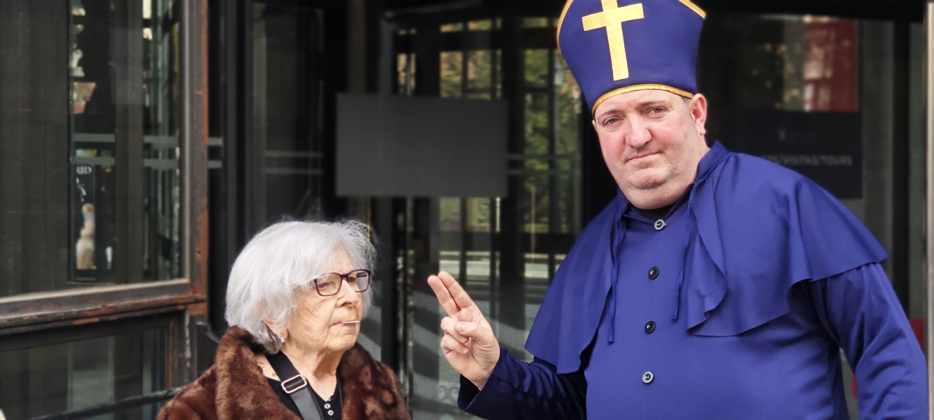 El 'obispo de la lotería' bendice a Manoli Sevilla tras darle la comunión a las puertas del Teatro Real. | LNC El 'obispo de la lotería' bendice a Manoli Sevilla tras darle la comunión a las puertas del Teatro Real. | LNC