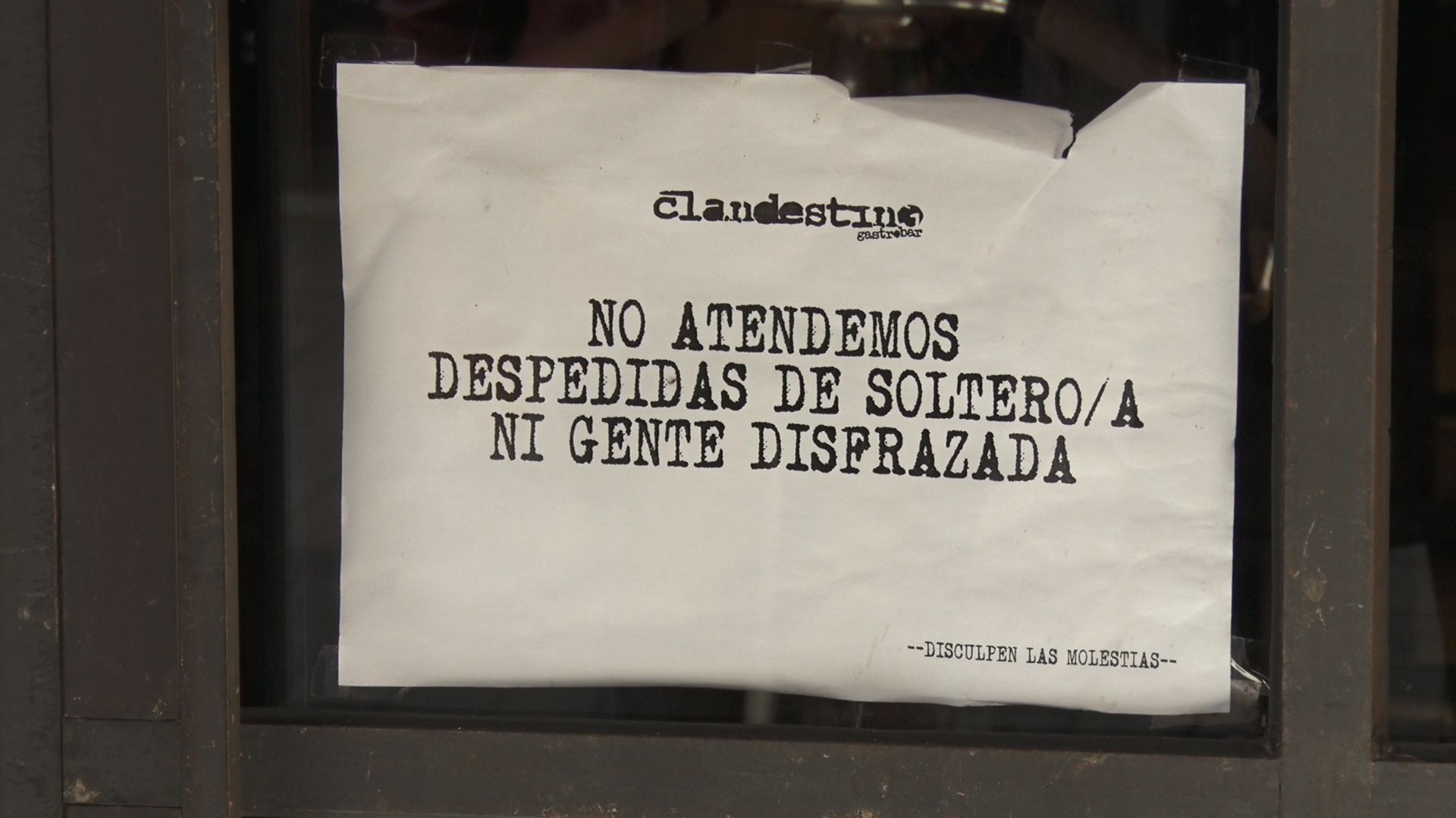 Cartel de un bar de León prohibiendo el acceso a despedidas de soltero. | LAURA PASTORIZA