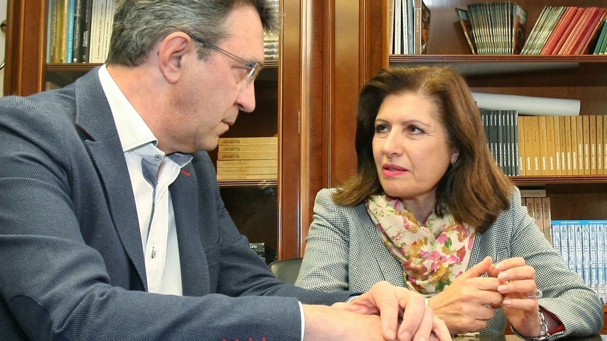 Juan Martínez Majo y Misericordia Bello se reunieron en la sede de la Diputación en Ponferrada. | C. SÁNCHEZ (ICAL)
