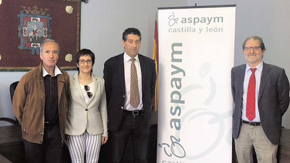 El Ayuntamiento acogió este lunes la firma del convenio. | L.N.C.