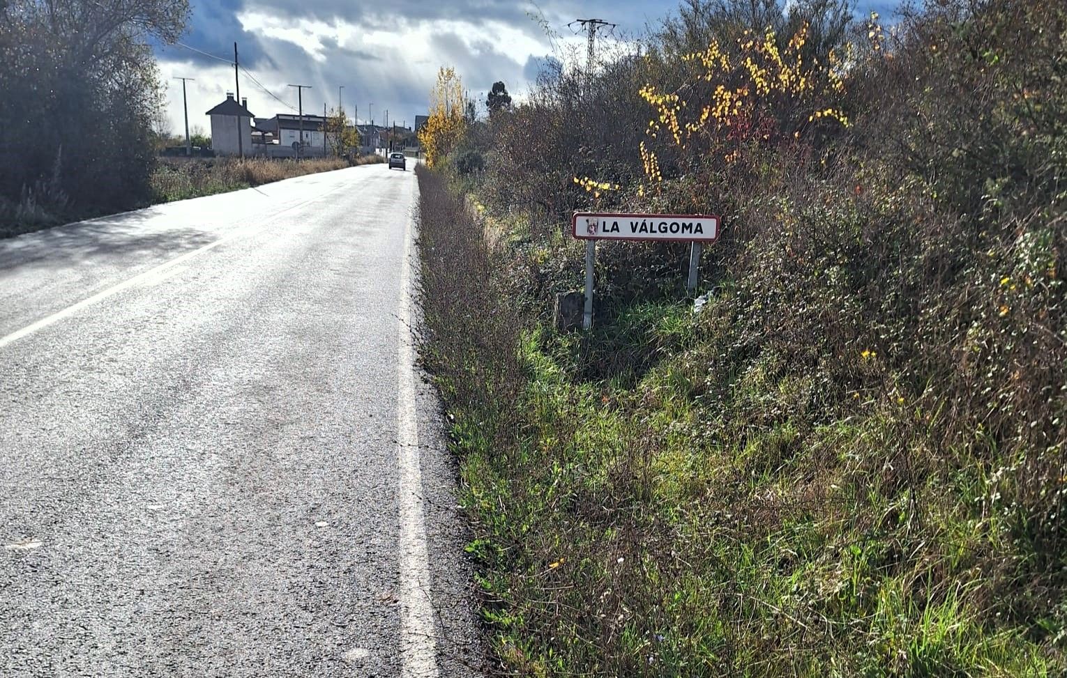 Travesía sin aceras en La Válgoma.