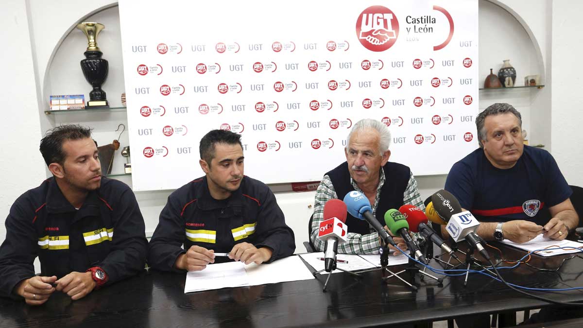 De izquierda a derercha, los delegados sindicales Sergio Álvarez y Carlos Lozano, el secretario general de la FSP de UGT en León, Nicolas Sanz, y el responsable del área, Benedicto Diez Puentes. | ICAL