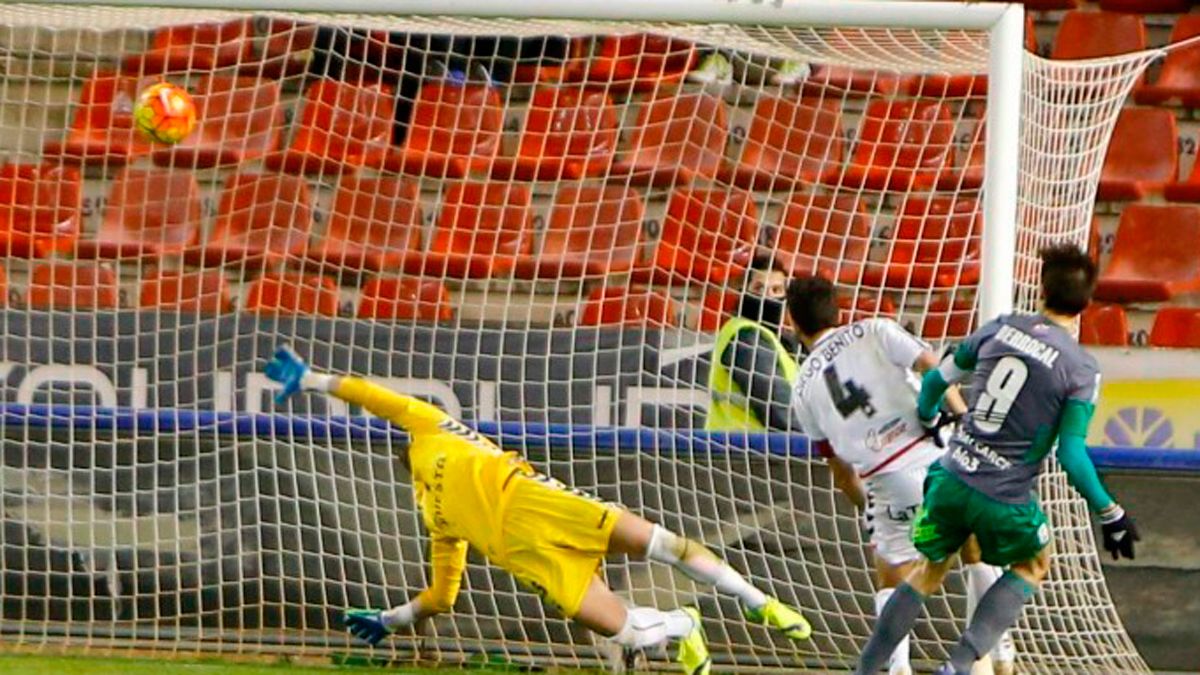 El delantero de la Deportiva, Berrocal, marca en el partido de la primera vuelta ante el Albacete.