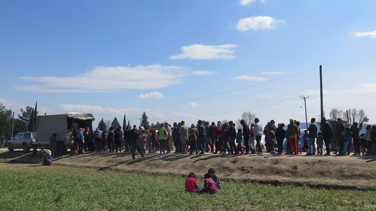 Decenas de refugiados esperan para poder recibir comida en el campo de refugiados sirio de Idomeni. | RICARDO VALDERRAMA