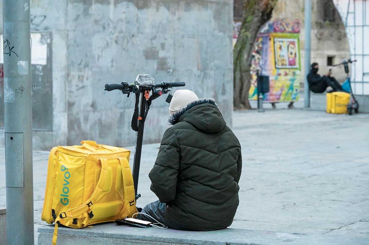 Un repartidor en León a la espera de un pedido. | MAURICIO PEÑA