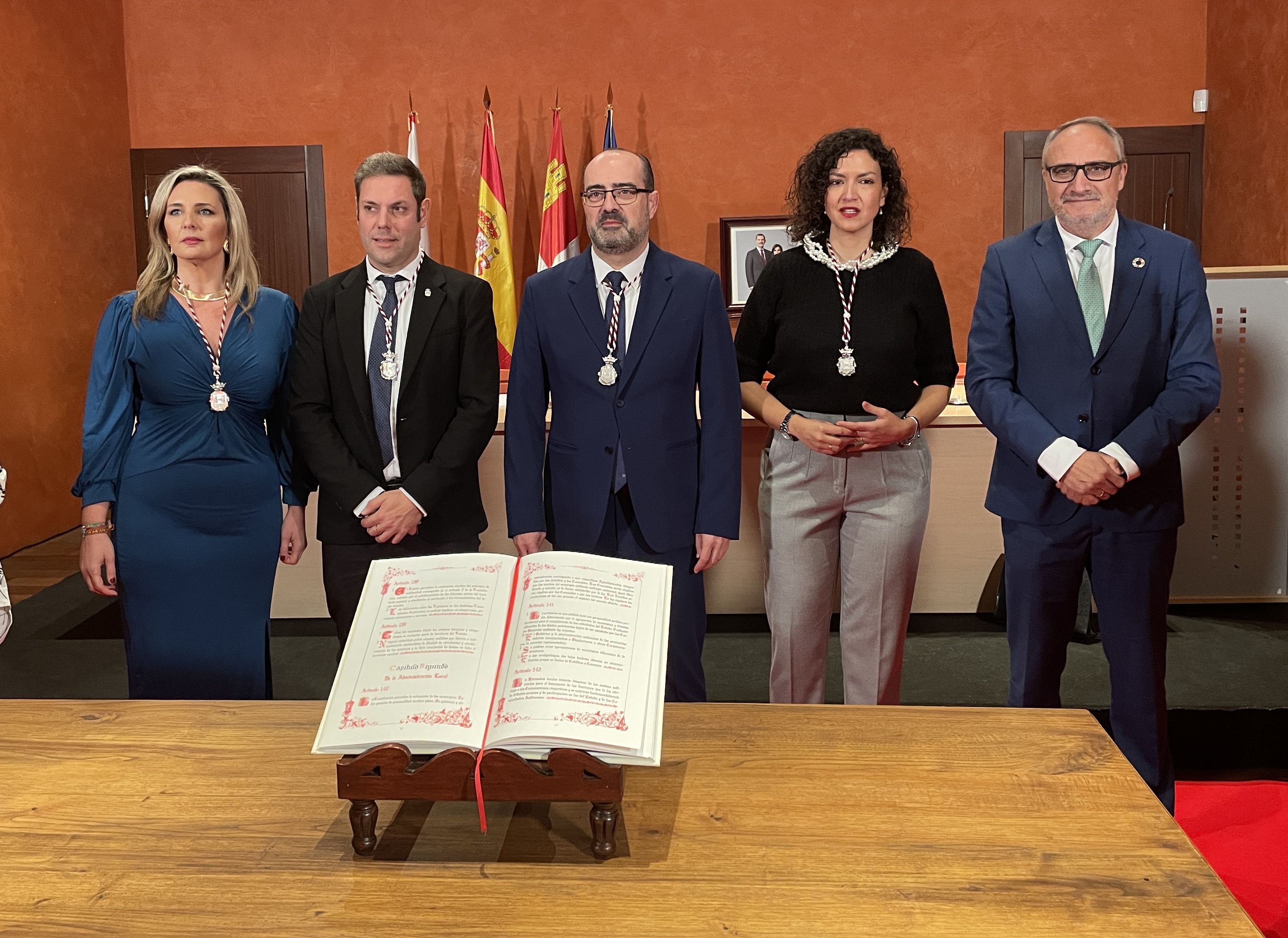 Los portavoces de los grupos políticos posan con la Carta Magna. | JAVIER FERNÁNDEZ