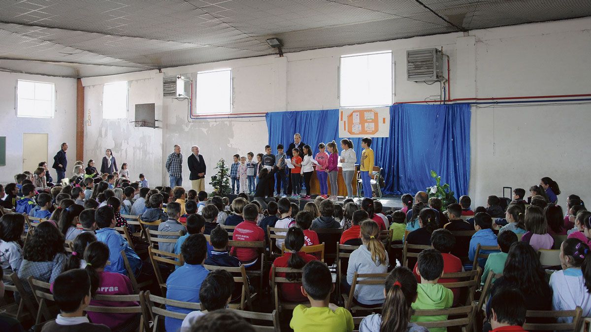 El poeta Antonio Colinas compartió con los alumnos del CEIP San José de Calasanz un encuentro literario. | ABAJO