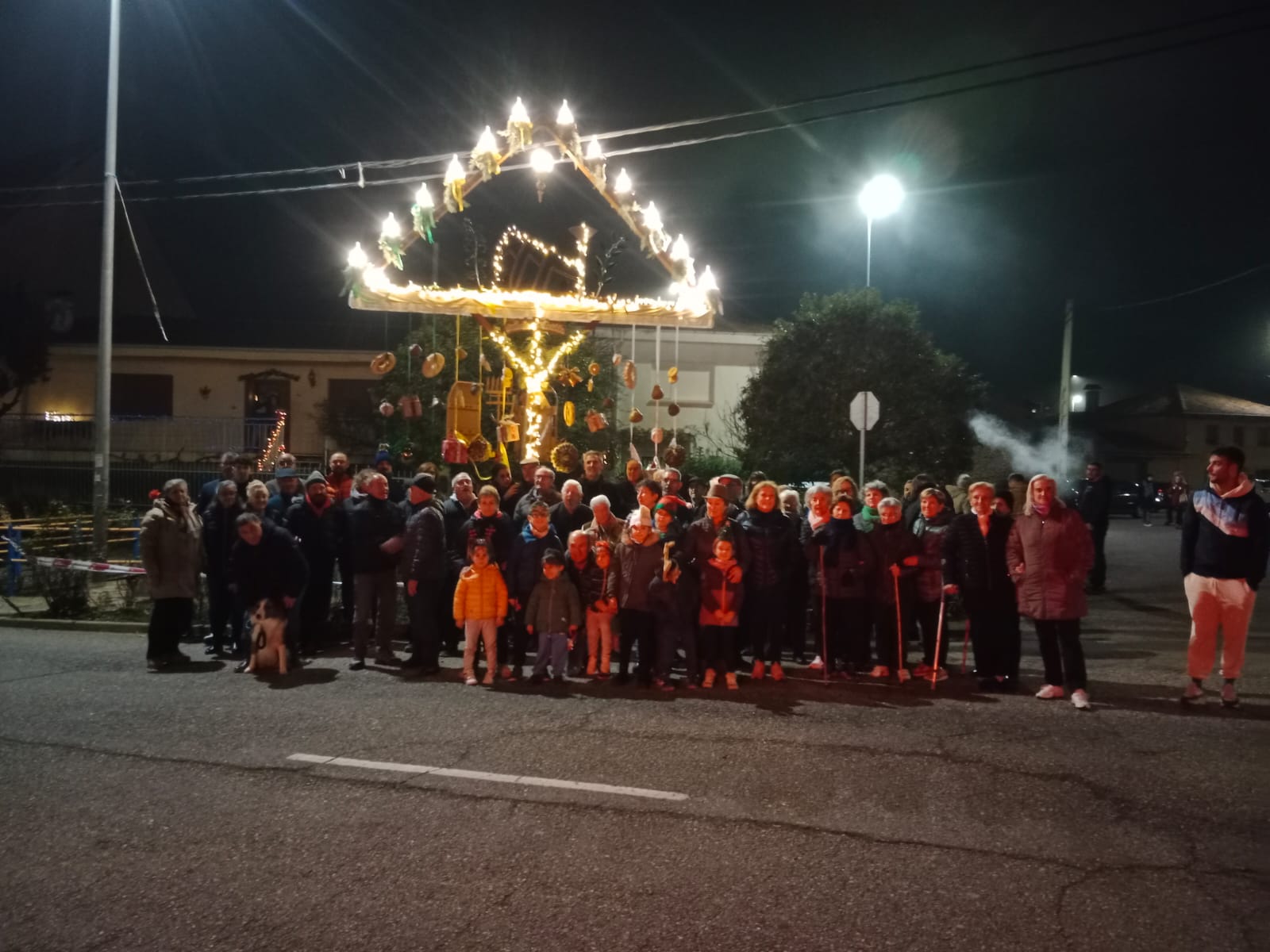 Antimio de Arriba, del municipio de Chozas de Abajo, inaugura un gran ramo leonés tradicional, de 5,5 metros de alto. | L.N.C. Antimio de Arriba, del municipio de Chozas de Abajo, inaugura un gran ramo leonés tradicional, de 5,5 metros de alto. | L.N.C.
