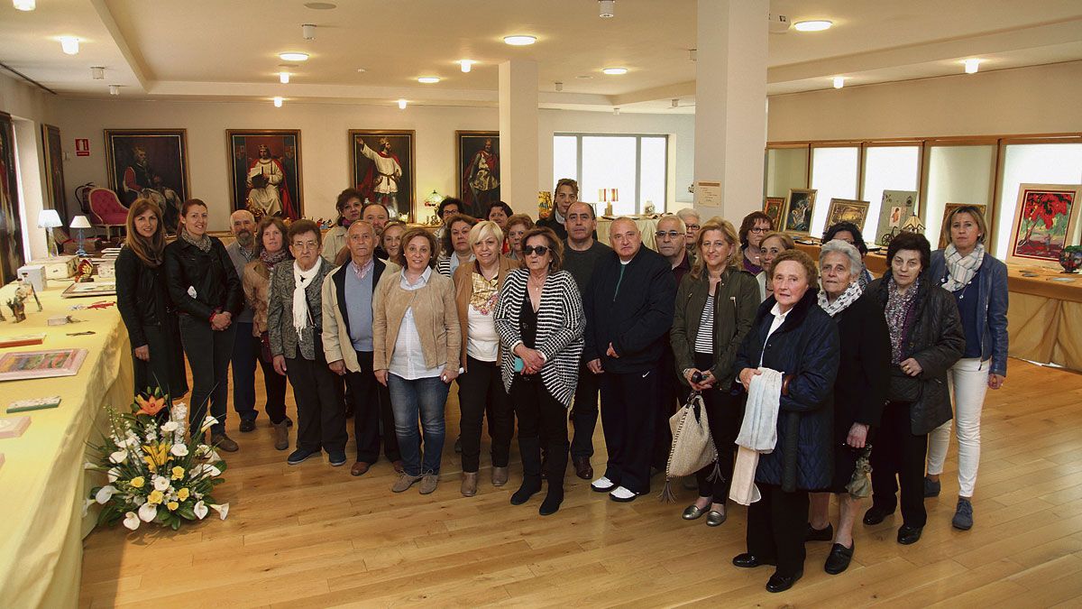 La concejala de Familia y Servicios Sociales, Aurora Baza, con algunos de los participantes en los talleres. | CÉSAR La concejala de Familia y Servicios Sociales, Aurora Baza, con algunos de los participantes en los talleres. | CÉSAR