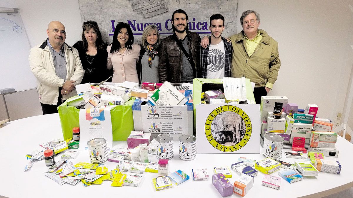 El Club de los Viernes hizo entrega ayer de medicamentos a Lean. | DANIEL MARTÍN