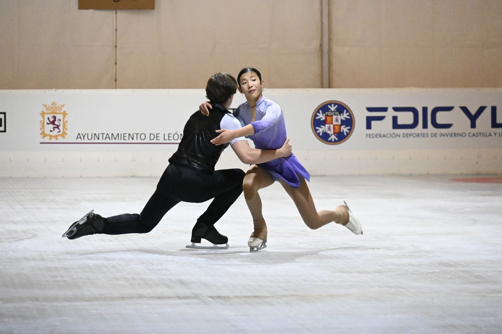 Inauguración de la pista de hielo, en el centro comercial Espacio León, el año pasado. | SAÚL ARÉN
