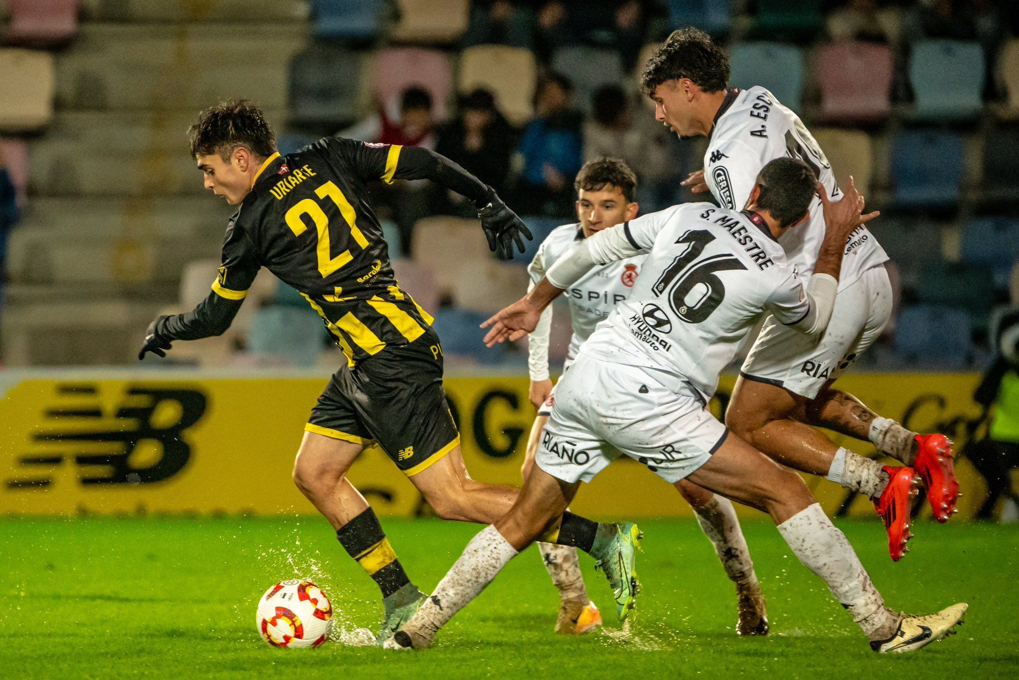 Maestre, Escobar y Chacón persiguen a Uriarte durante el último Barakaldo - Cultural. | BARAKALDO