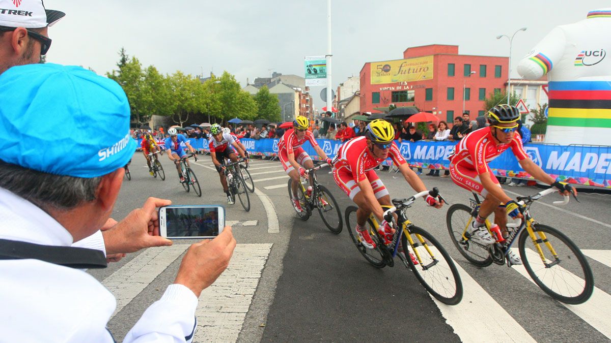 Corredores en Ponferrada durante el Mundial de Ciclismo de 2014. | CÉSAR SÁNCHEZ (ICAL)