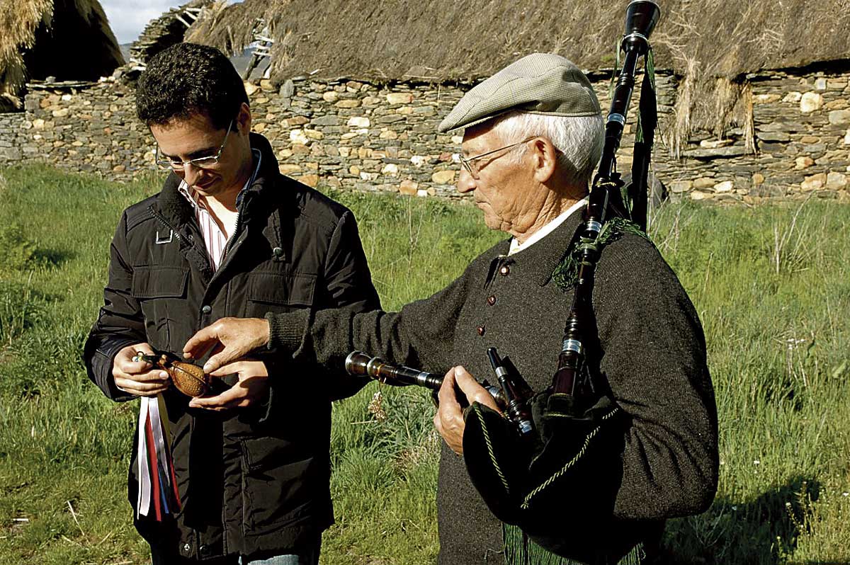 David Álvarez Cárcamo charla con Moisés Liébana, el recordado ‘gaitero de Corporales’. | XOSE AMBÁS