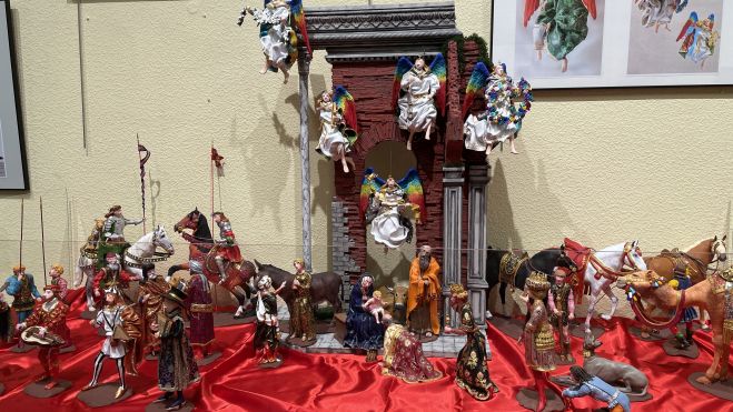 La exposición está ubicada en el salón principal de la Biblioteca de Ponferrada. | JAVIER FERNÁNDEZ La exposición está ubicada en el salón principal de la Biblioteca de Ponferrada. | JAVIER FERNÁNDEZ