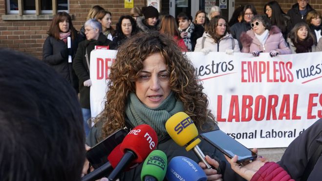 La presidenta del Comité de Empresa, Ruth Sanz, atendiendo a los medios. | CÉSAR SÁNCHEZ (ICAL)