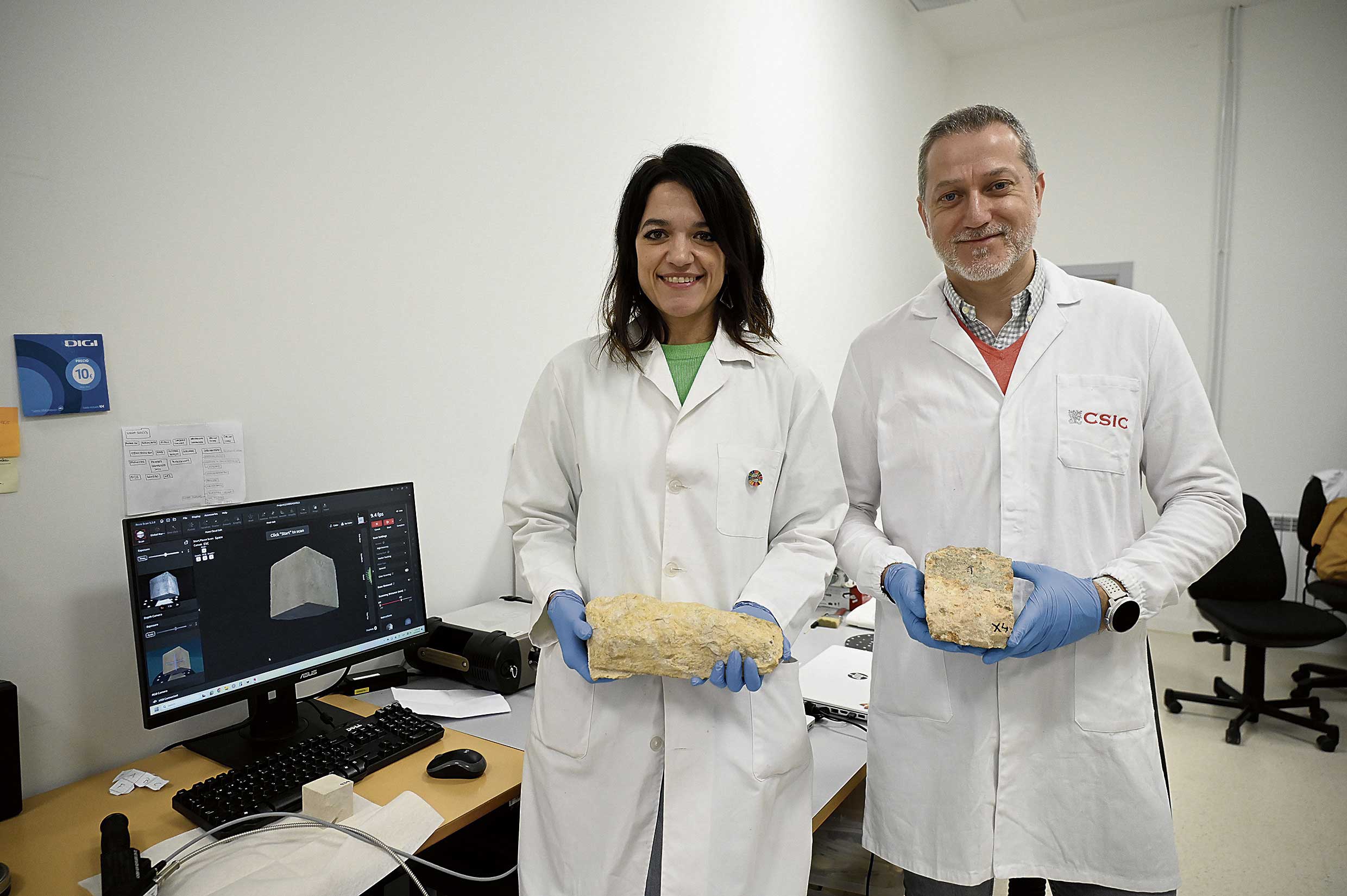 María Fernández Raga y Gabriel Búrdalo Salcedo, responsables del proyecto Nanoshield, posan con piedras de desecho de la Catedral de León. | SAÚL ARÉN