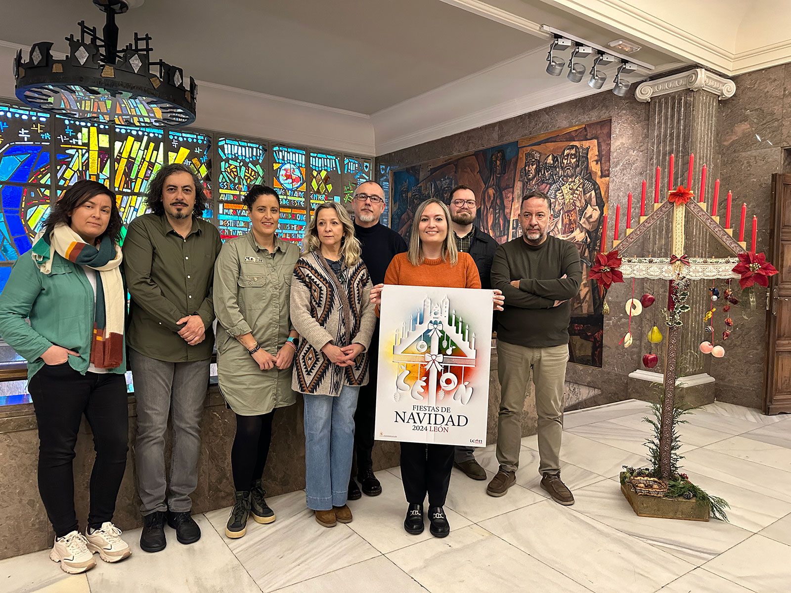 El jurado porsa con el cartel ganador. | LNC