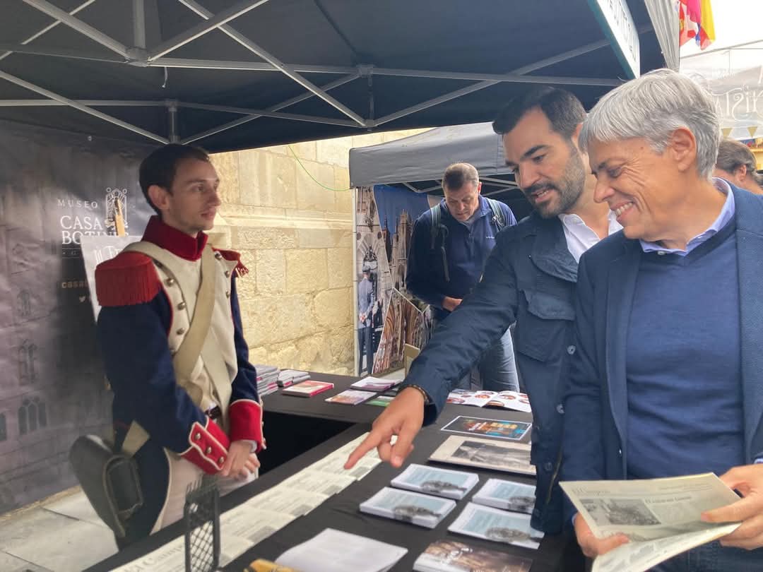 David Fernández y Eduardo Diego, durante la Feria Modernista que se celebra cada año en el entorno de Casa Botines. | LNC